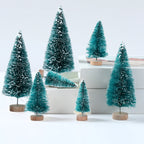 Festive mini trees - Breng in één keer warme kerstsfeer in huis met 8 mini kerstboompjes in verschillende formaten.