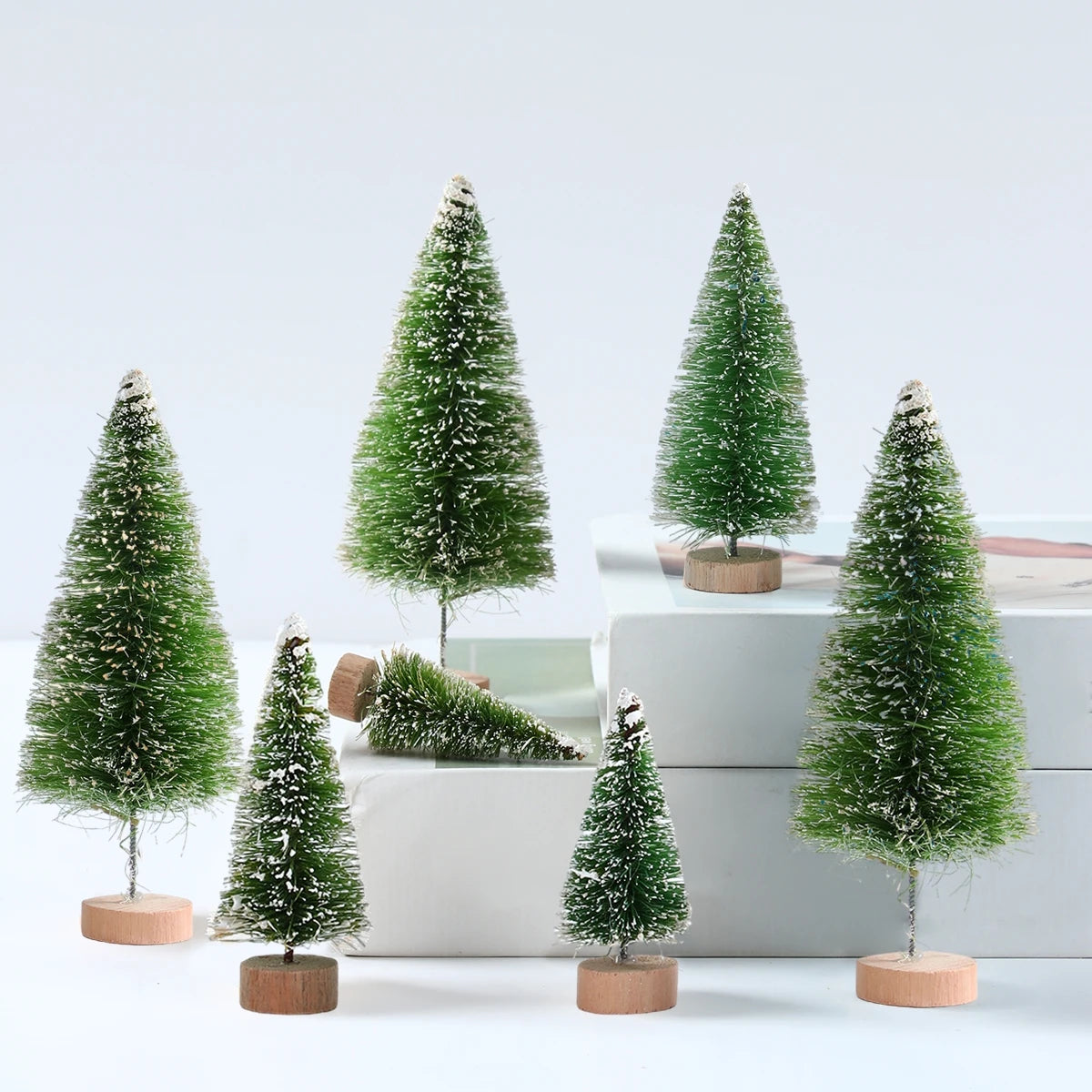 Festive mini trees - Breng in één keer warme kerstsfeer in huis met 8 mini kerstboompjes in verschillende formaten.