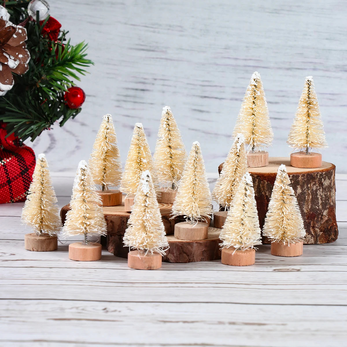 Festive mini trees - Breng in één keer warme kerstsfeer in huis met 8 mini kerstboompjes in verschillende formaten.