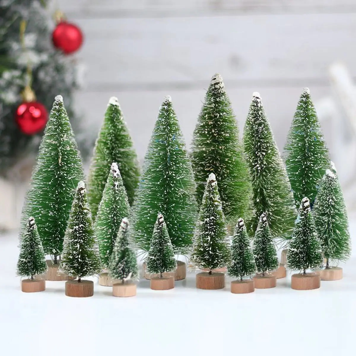 Festive mini trees - Breng in één keer warme kerstsfeer in huis met 8 mini kerstboompjes in verschillende formaten.